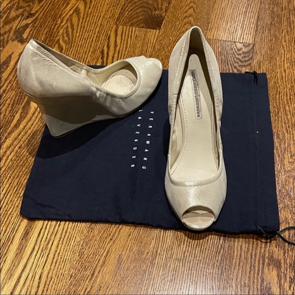 VERA WANG LAVENDER gold wedge peep toe sandals - Picture 4 of 7